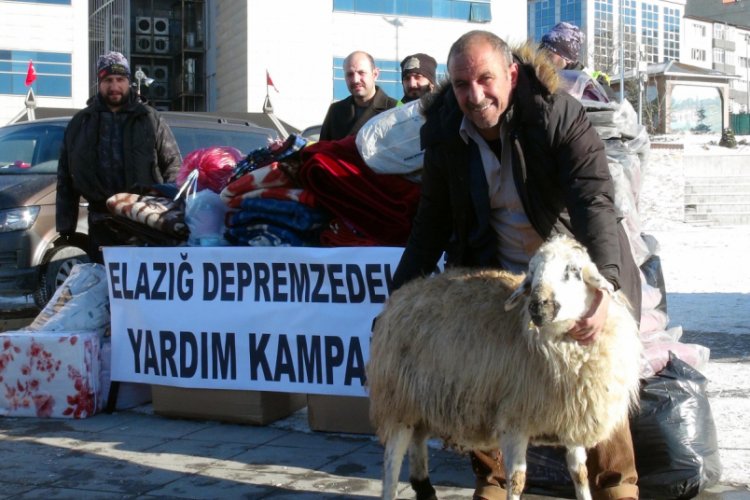 Depremzedelere iki koyununu gönderdi