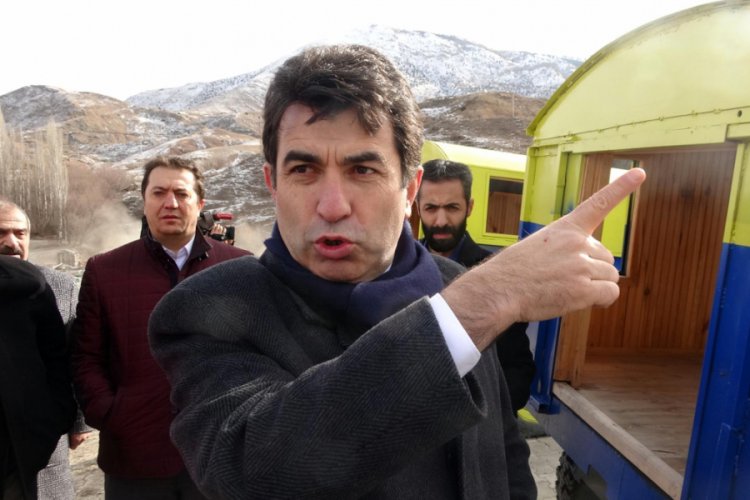 Şair başkandan hurda yolsuzluğu iddialarına şiirli tepki