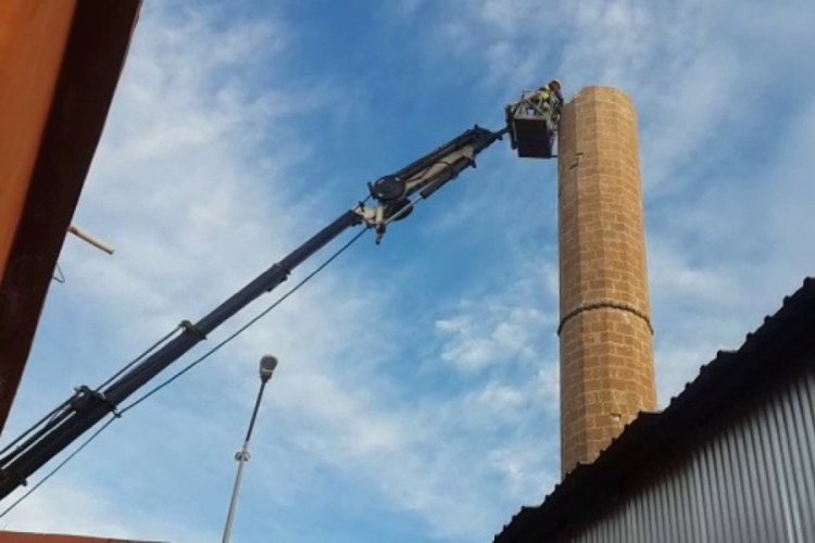 Hasar gören minarenin yıkımına başlanıldı