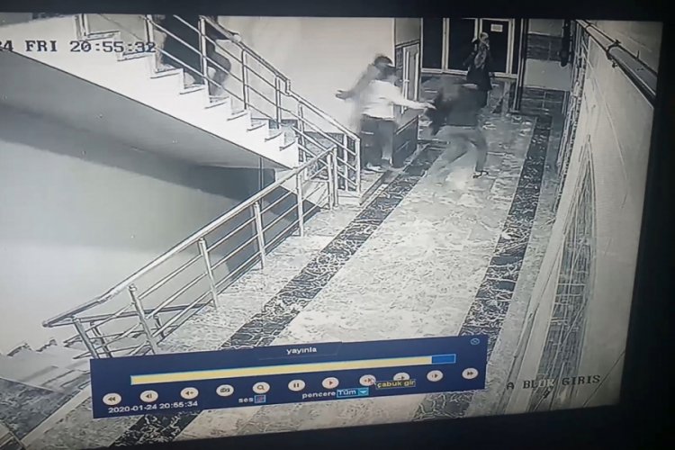 Bir sitede deprem sırasındaki panik anları kameralara yansıdı
