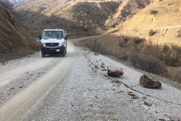 Kaya parçaları depremden sonra yolu kapattı