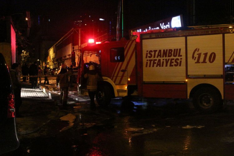 Araçların lastiklerini kesip ateşe verdiler!