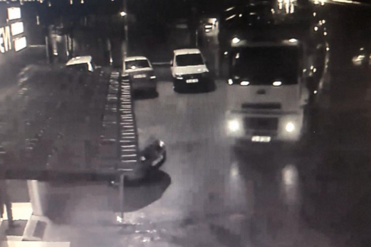 Bursa'da sürücüsüz TIR evin garajına böyle girdi