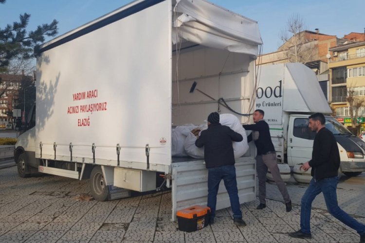 Bursalı nakliyeci, topladığı yardım malzemelerini depremzedelere götürdü