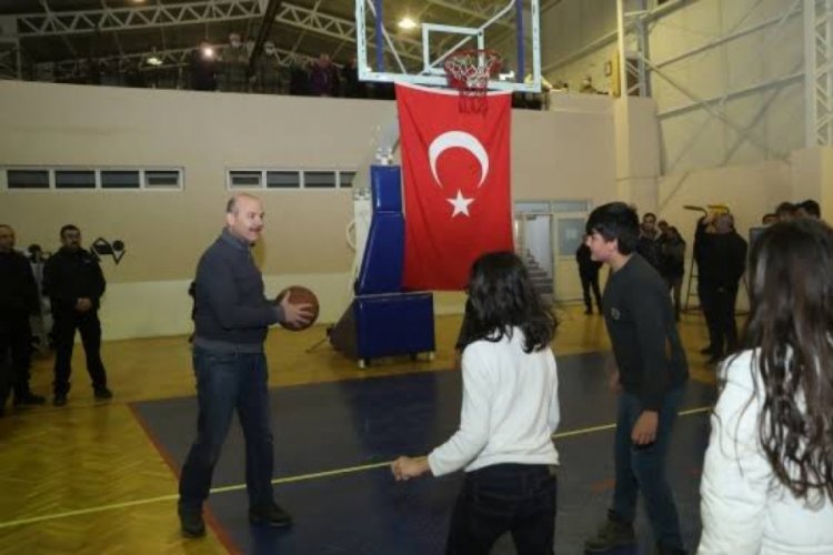 Soylu depremzede çocuklarla basketbol oynadı