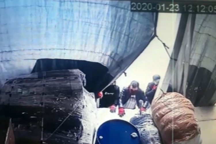 Müşteri gibi geldiler, 25 bin TL'lik malzeme çaldılar