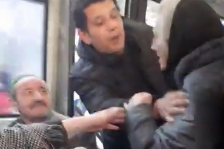 Otobüste yaşlıların kavgası kameraya yansıdı