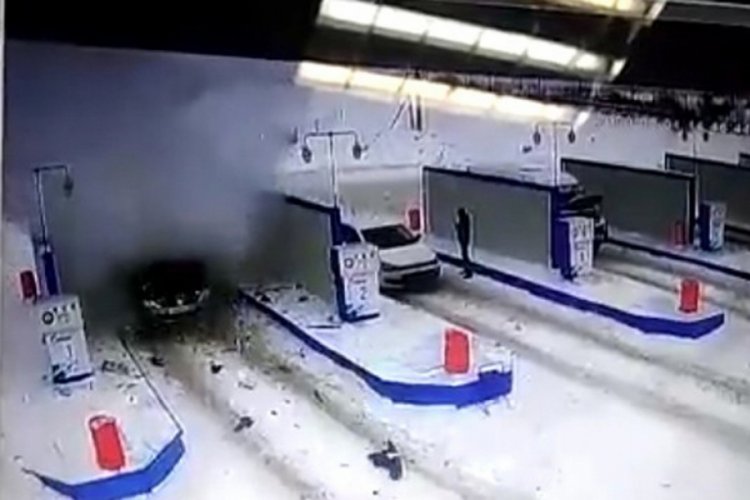 Akaryakıt istasyonundaki araç patladı