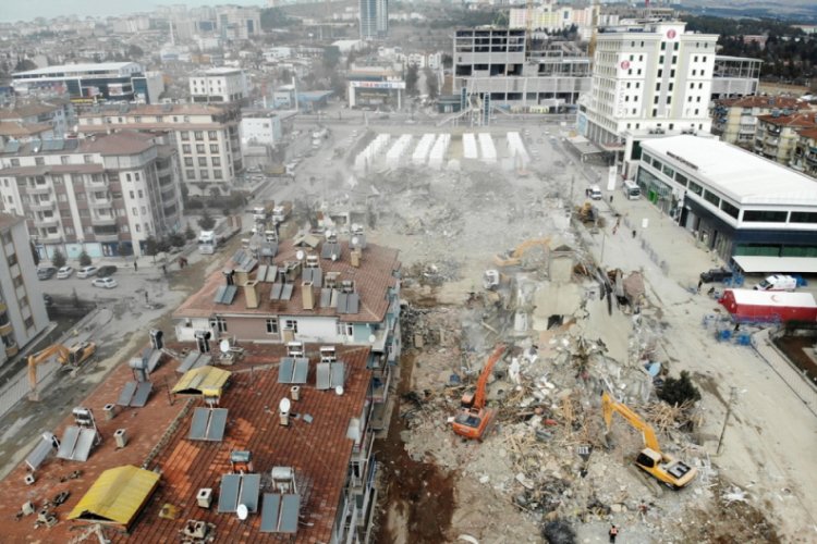 Elazığ'da depremde hasar gören bina çöktü