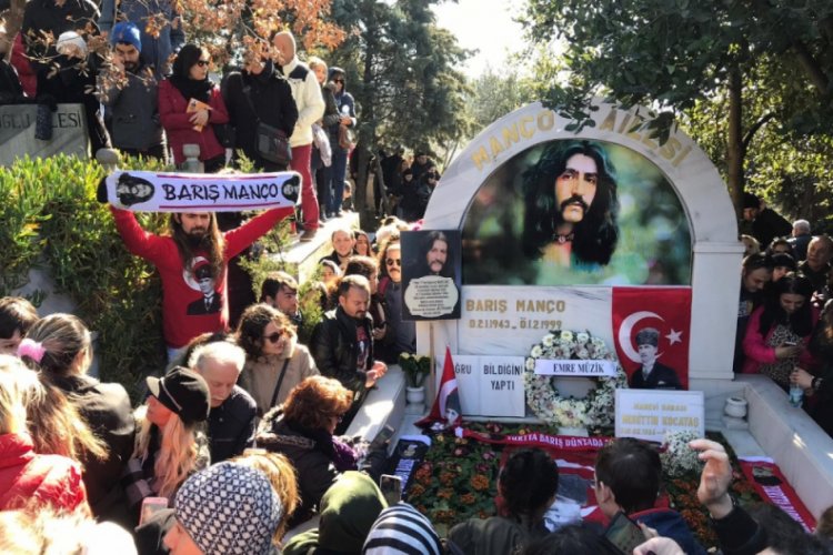 Barış Manço ölümünün 21. yılında mezarı başında anıldı