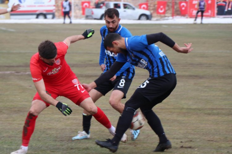 Karacabey Belediyespor liderliğini sürdürdü