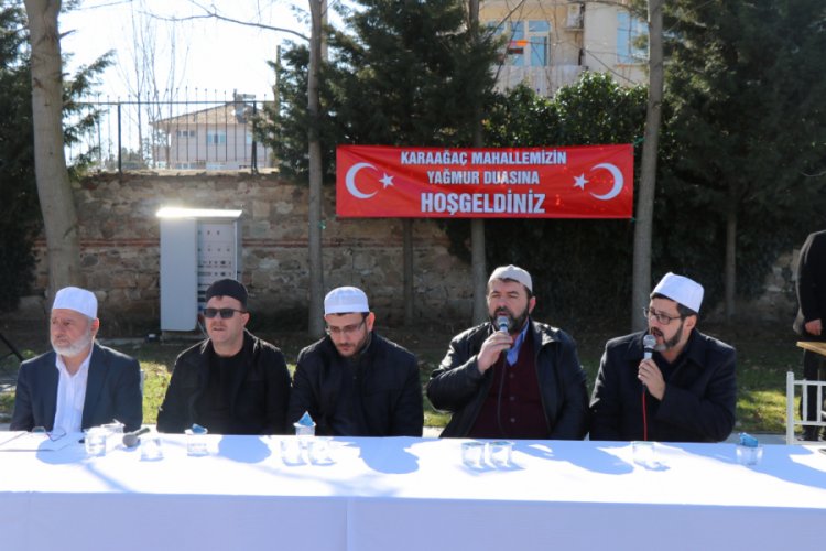Çiftçilerin yağmur duasına rahip de katıldı