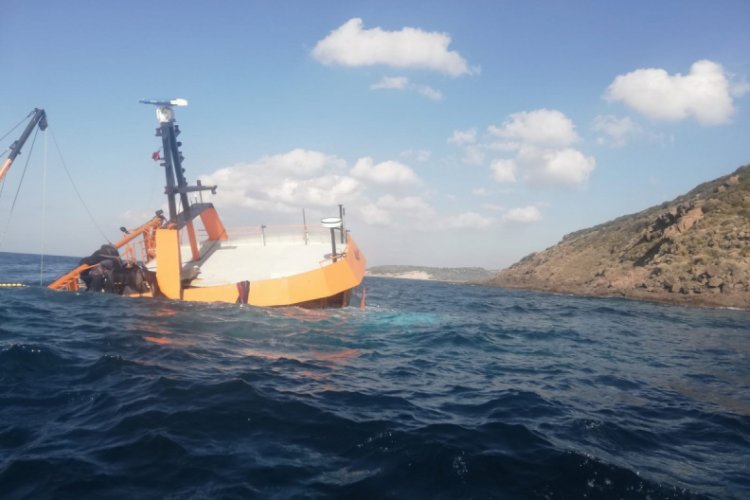Karaya oturan gırgır teknesi battı