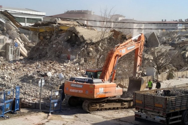 Ağır hasarlı Petek Sitesi'nin yıkımı sürüyor