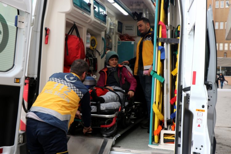 Kayak yaparken çarpışan 2 kayakçı yaralandı