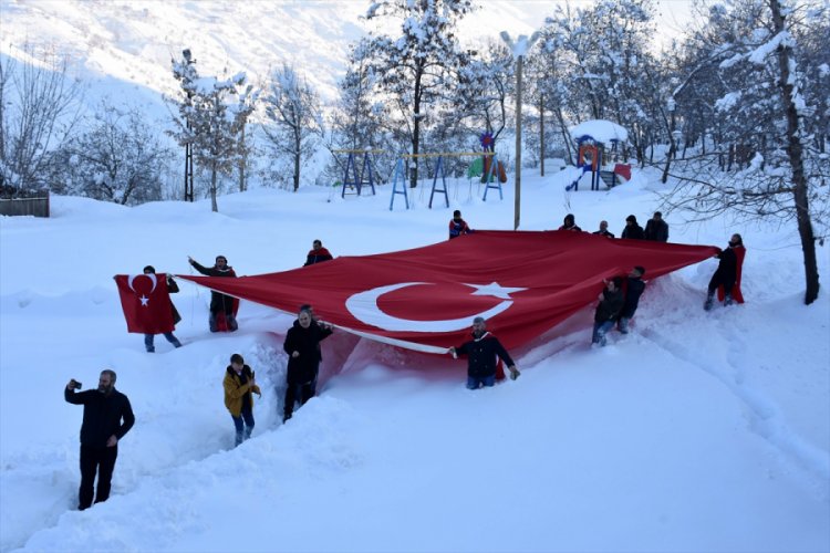 Avrupa Parlamentosunda Türk bayrağını yırtan ırkçı Yunan milletvekiline tepki