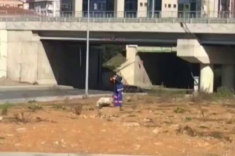 Yere düşen Türk bayrağını temizledi, öperek alnına koydu