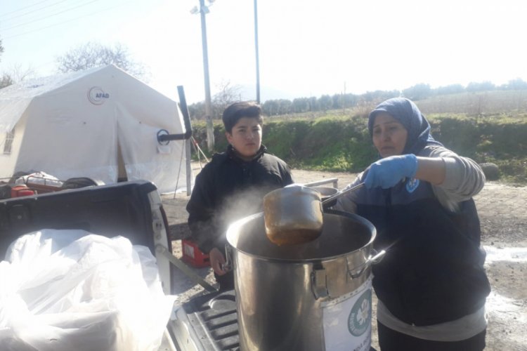 Depremzedelere çorba ikramı devam ediyor