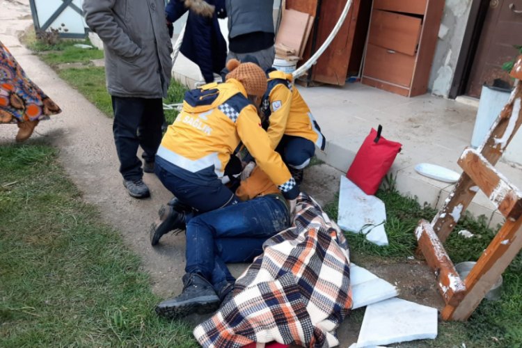 Bursa'da eve balkondan girmek isterken yere çakıldı