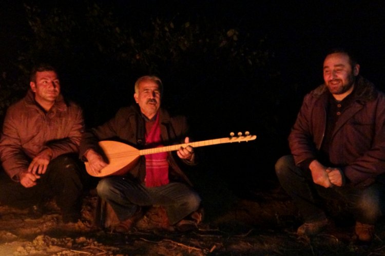 Aşık sazıyla don nöbeti tuttu