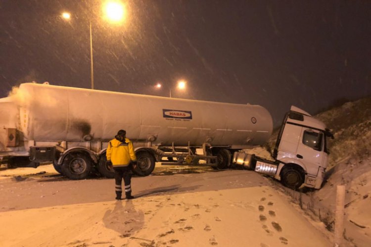 Oksijen yüklü tanker buzlu yolda kaydı