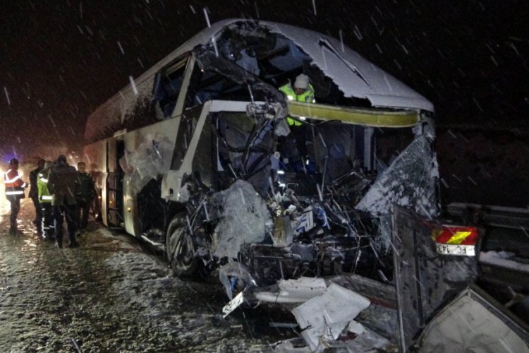 Samsun'da yolcu otobüsü kamyonla çarpıştı: 1 ölü, 1 yaralı