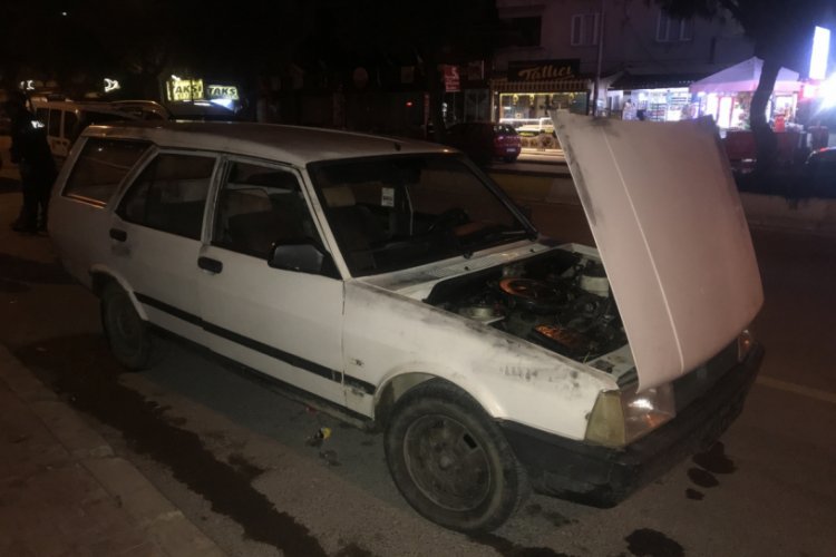 Çalıntı arabaya sahte plaka takınca yakalandı