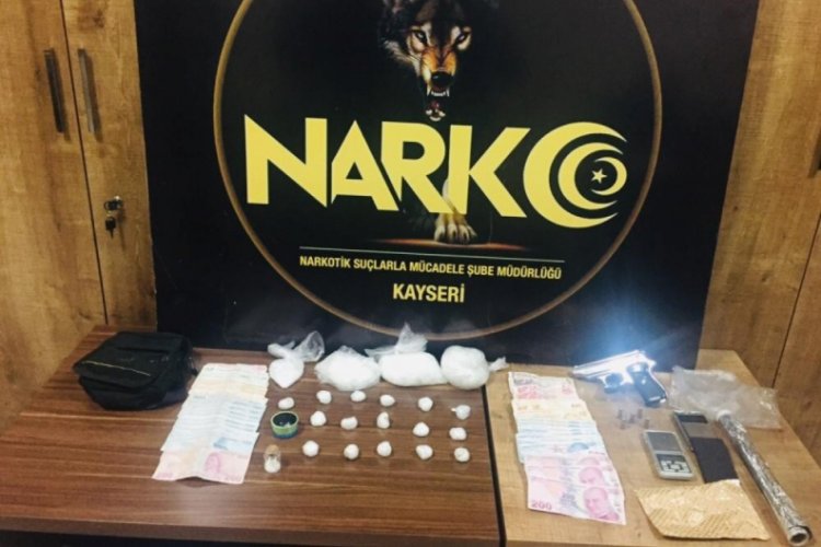 Polis araçlarına çarparak kaçan uyuşturucu tacirleri yakalandı