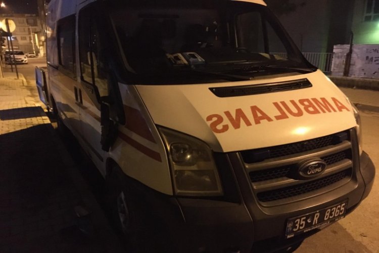 Ambulansın aynasını kırıp kaçtılar