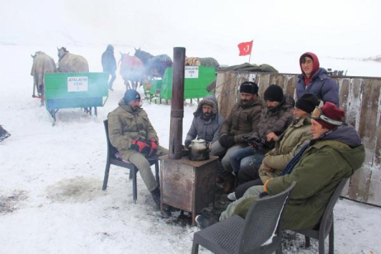 Kar ve tipi Çıldır Gölü'ndeki kızakçıları vurdu
