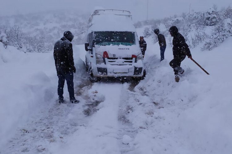 Karda mahsur kalan kişiler kurtarıldı