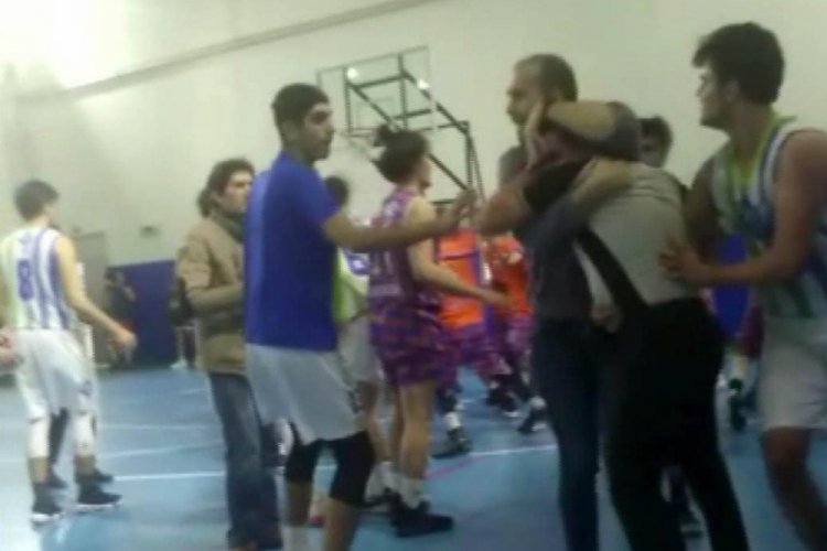 Basketbol maçında hakemlere saldırı