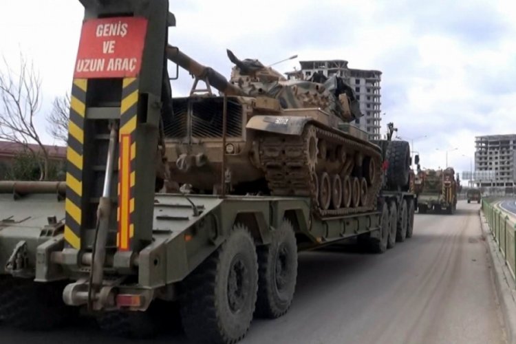 Hatay'ın Suriye sınırına tank sevkıyatı