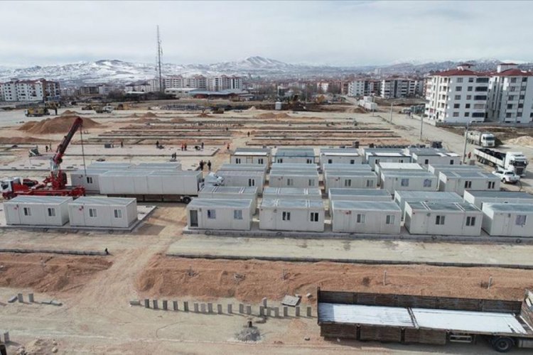 Elazığ'da konteyner kentlerin kurulumu sürüyor