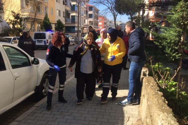 Eli bıçaklı maskeli gaspçı, yaşlı kadının bileziği ile küpesini aldı