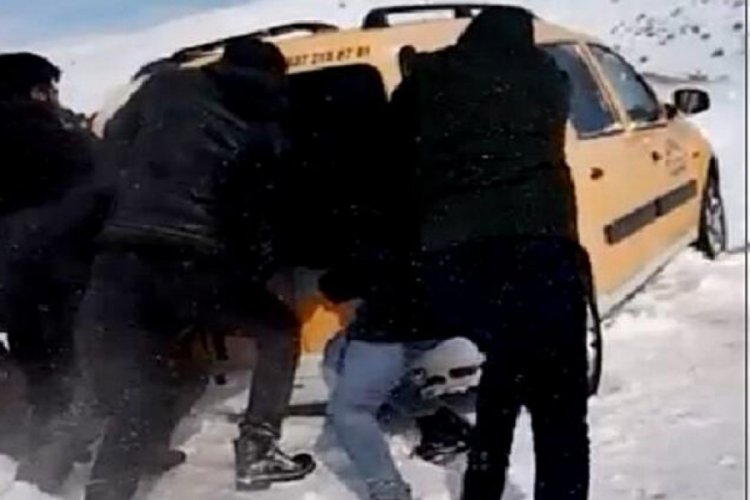 5 öğretmen karlı yolda mahsur kaldı