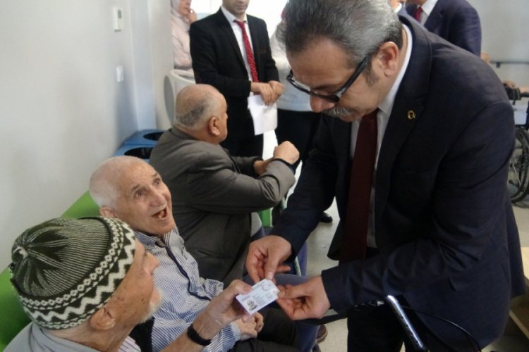Bursa'da huzurevi sakinlerinin yeni kimlikleri dağıtıldı