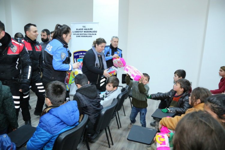 Polisler, depremzede çocukları emniyette ağırladı