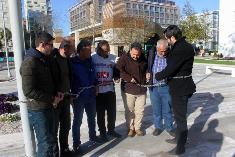 Antalya Büyükşehir Belediyesi önünde zincirli eylem