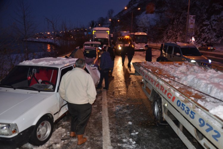 Kayganlaşan yolda 11 araç kaza yaptı