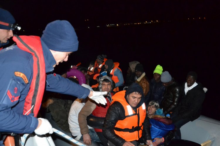 Midilli Adası'na gitmeye çalışan 44 göçmen yakalandı