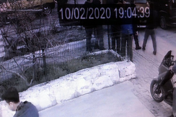Öfkeli taksici oto tamircisini ve çalışanlarını ezdi