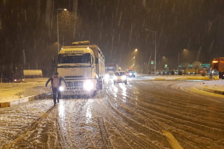 Antalya kara yolunda trafik akışı güçlükle sağlanıyor
