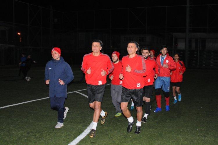 İkiz futbolcu kardeşler, hakemi de şaşırtıyor
