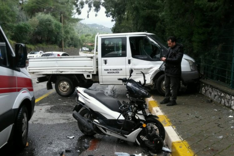 Motosiklet sürücüsünün hayatını kask kurtardı