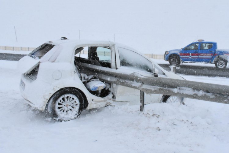 Otomobil bariyere saplandı: 1 ölü, 3 yaralı