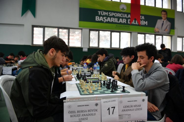 Bursa'da genç satranççılar kupalarını aldı