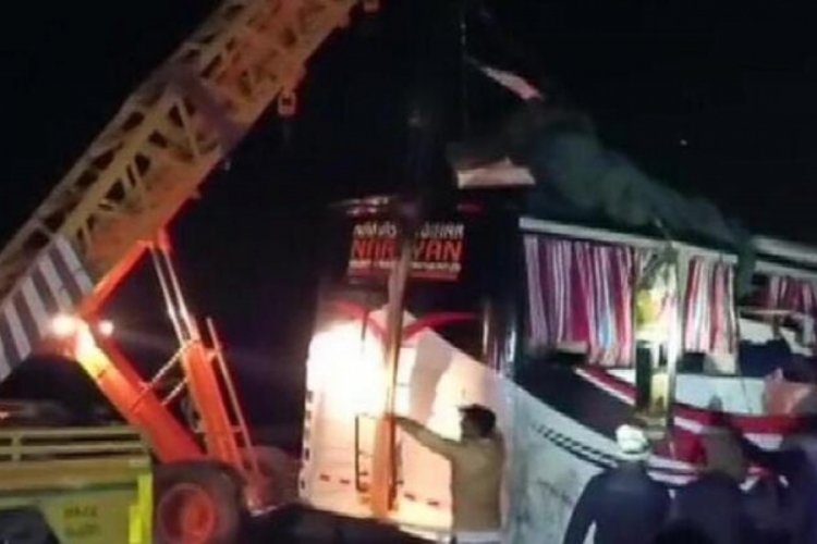 Hindistan'da yolcu otobüsü kamyonla çarpıştı: 13 ölü