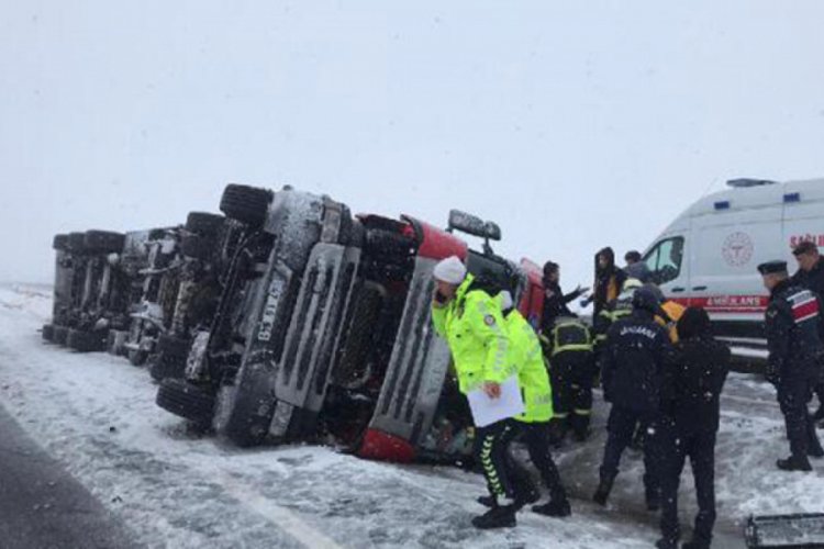 Kontrolden çıkan TIR devrildi: 2'si çocuk 5 yaralı