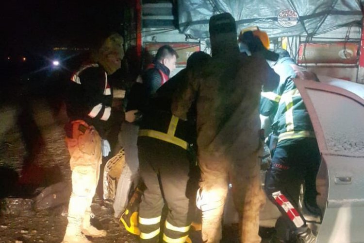 Otomobil kamyona çarptı: 3 ölü, 1 yaralı